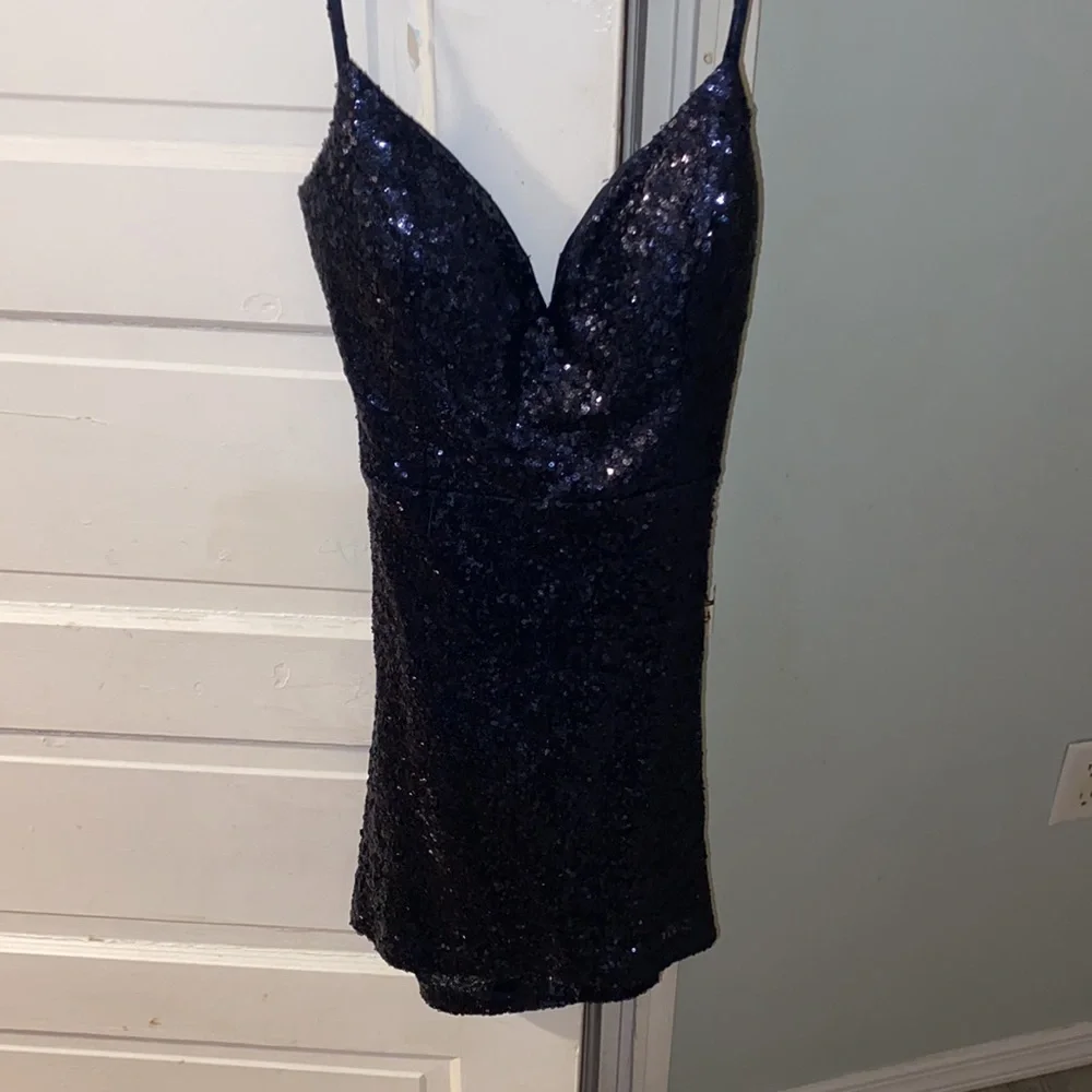 Size 7/8 navy blue form fitted homecoming dress, only worn once - Picture 3 of 4